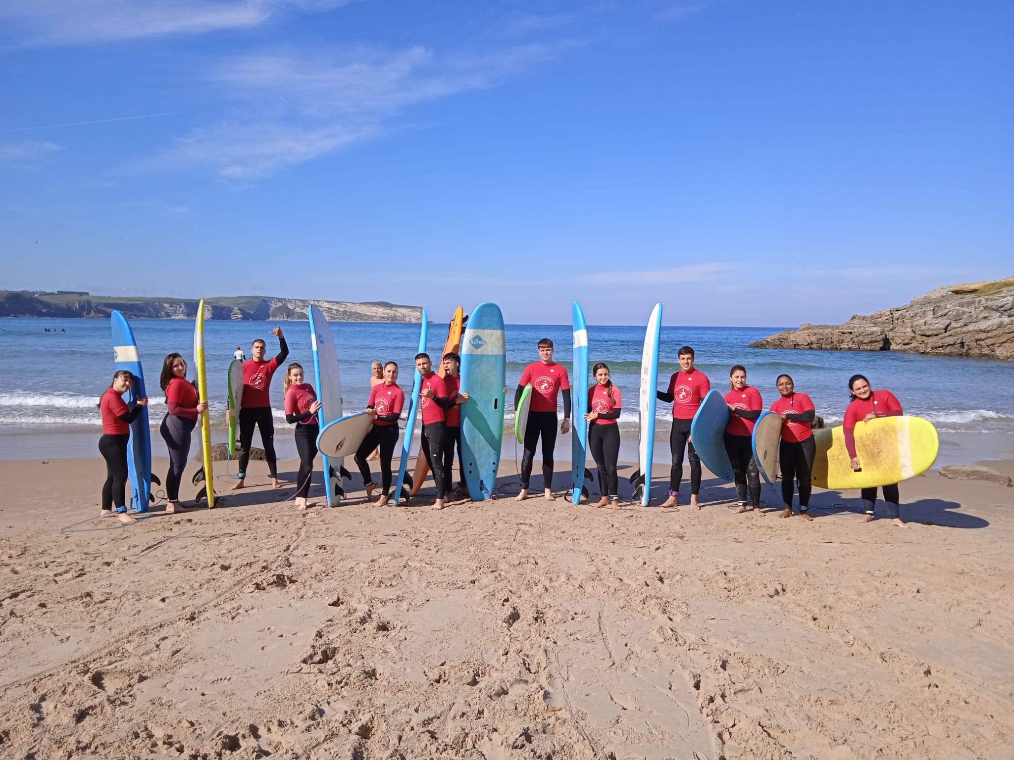 🌊☀️ ¡Convivencia y surf en Suances! 🏄‍♀️🏄‍♂️